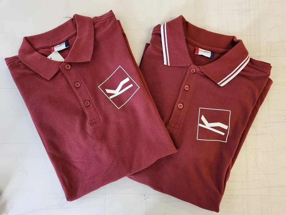 Polo personnalisé par sérigraphie avec logo d'entreprise